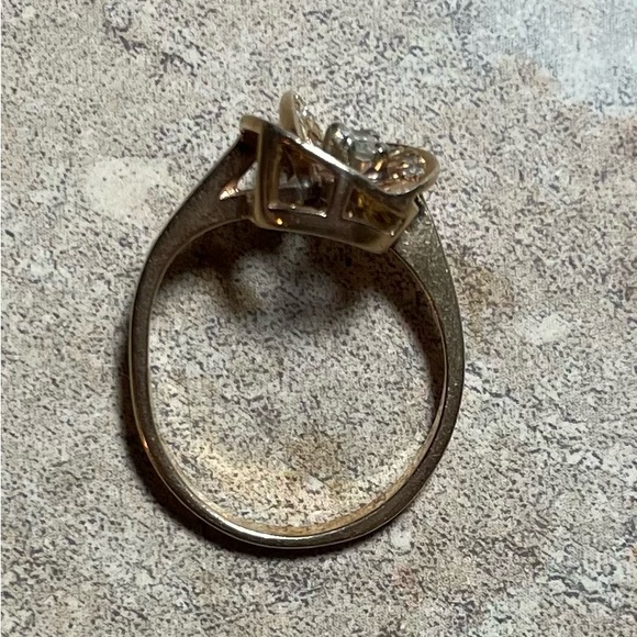 Diamond Ring. Estate piece. 14k. Total quarter carat.Beautiful unique design - Picture 7 of 7